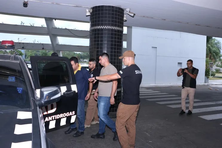 Mario Milciades Mosqueira Matiauda y Cosme Hernán Zárate Martínez, detenidos por agentes de Senad en el Aeropuerto Internacinoal Silvio Pettirossi.