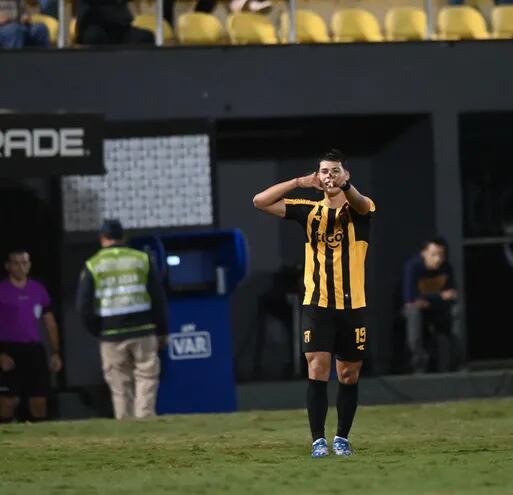 Víctor Rivarola, de Guaraní, celebra el gol ante Resistencia en Dos Bocas.