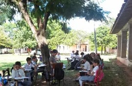 Alumnos del cuarto grado de la escuela Gral. Andrés Rodríguez dieron clases bajo un árbol tras derrumbe de techo en la institución.
