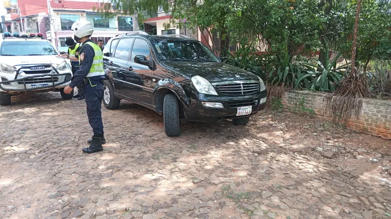 Uno de los vehículos robados y abandonados por los presuntos ladrones.