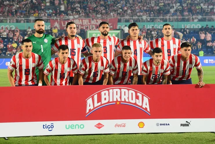 Jugadores de Paraguay posan en un partido de las Eliminatorias Sudamericanas para la Copa Mundo de Fútbol 2026 hoy, entre Paraguay y Colombia en el estadio Defensores del Chaco en Asunción (Paraguay).