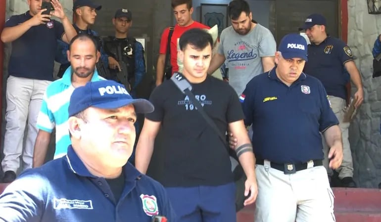 Marcello Frétes, uno de los dos acusados por la brutal golpiza a Benjamín Zapag, saliendo de Judiciales de la Policía.