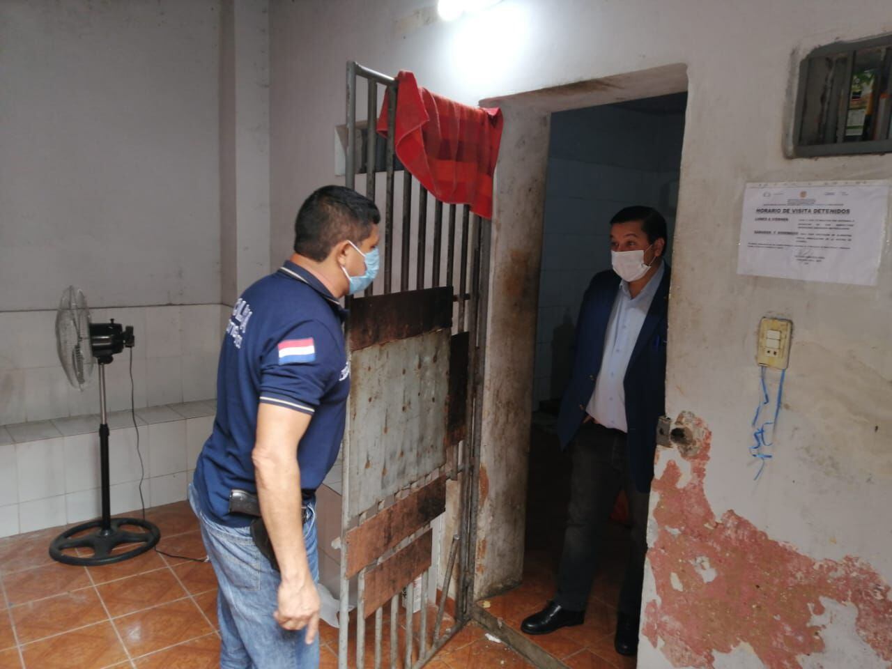 El comisario Ignacio Muñoz y el fiscal Julio Ortiz durante la verificación a la celda de la cual se fugó la banda de Roque "Py Guasú".