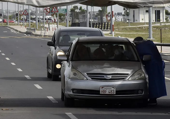 Fila de vehículos para la realización del hisopado en la Costanera de Asunción.