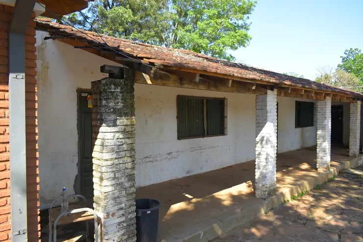 Pabellón con tres aulas clausuradas por peligo de derrumbe en la Escuela San Miguel del Este de Villarrica.
