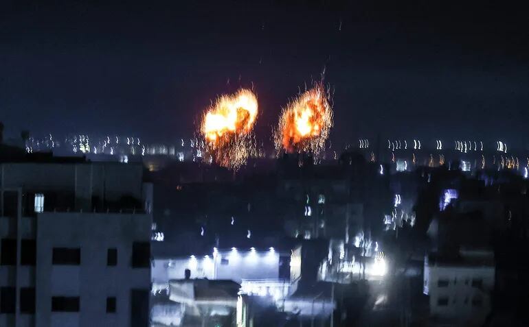 Explosiones en la Ciudad de Gaza durante los ataques aéreos israelíes de las primeras horas del miércoles.