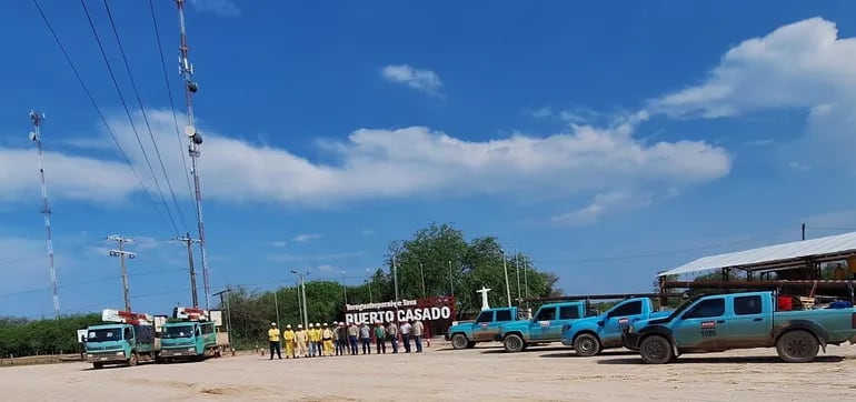Parte del personal y vehículos de la ANDE que trabajaron por varios días en el Alto Paraguay.