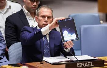 El embajador de Israel ante las Naciones Unidas, Gilad Erdan, muestra un video en el que se observa el ataque con drones y misiles de Irán sobre Jerusalén, ciudad que alberga a los sitios sagrados de las principales religiones del mundo, incluido el islam.