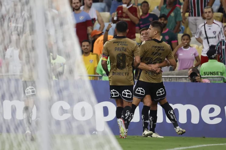 El paraguayo Guillermo Paiva (d), jugador de Colo Colo, celebra un gol en el partido frente a Fluminense por la fase de grupos de la Copa Libertadores 2024 en el estadio Maracaná, en Río de Janeiro, Brasil.