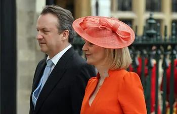 La ex primera ministra Liz Truss con su esposo Hugh O'Leary llegan a la Abadía de Westminster en el centro de Londres el 6 de mayo de 2023, antes de las coronaciones del rey Carlos III de Gran Bretaña y la reina consorte Camilla de Gran Bretaña.