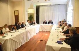 Vista de la reunión que se realizó el pasado viernes en el Hotel La Misión con el comisario de Medio Ambiente de la Unión Europea, Virginijus Sinkevicius y los representantes del sector privado de Paraguay.