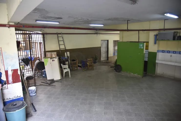 El piso hundido y grietas en las paredes, en un pabellón del colegio Asunción Escalada.
