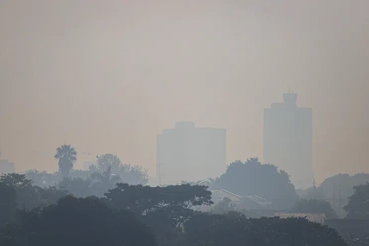 Vista de Asunción, afectada por el denso humo generado por incendios en Argentina.