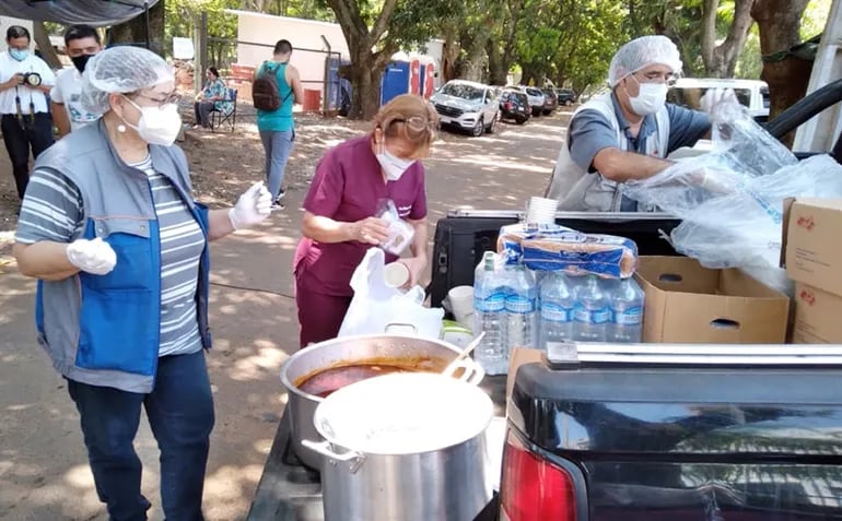 Miembros de la Pastoral Social facilitan el almuerzo a los familiares de paciente con covid-19 en el Ineram.