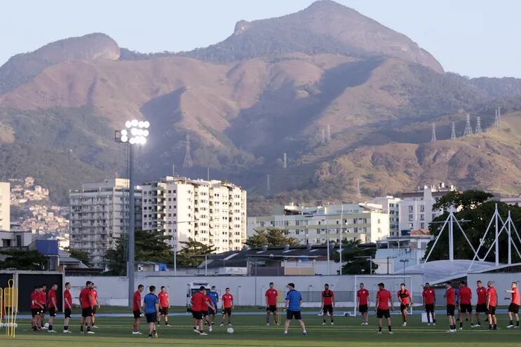 Con uno de los paisajes típicos de Río de Janeiro, el entrenador Eduardo Berizzo junto con sus dirigidos antes del partido con Uruguay, en el cierre de la fase de grupos de la Copa América 2021.