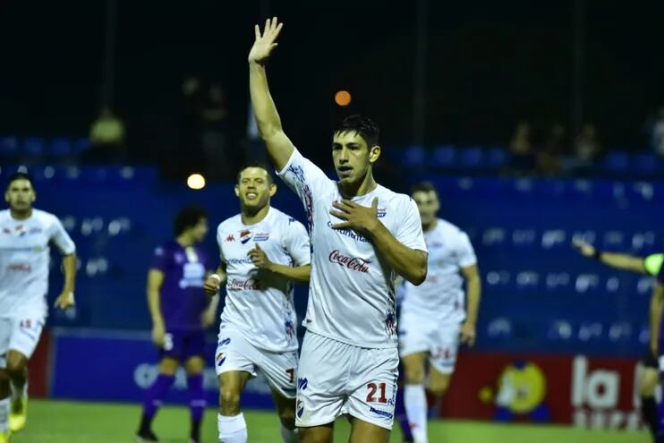 Gustavo Aguilar, jugador de Nacional, celebra su gol ante Tacuary en el Luis Alfonso Giagni.
