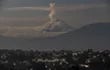 -FOTODELDÍA- AME4451. QUITO (ECUADOR), 18/11/2022.- Fotografía del volcán Cotopaxi con una fumarola de vapor de agua, hoy, desde Quito (Ecuador). El Cotopaxi es un volcán activo que se eleva 5.897 metros sobre el nivel del mar y es el segundo más alto del país después del Chimborazo. EFE/José Jácome
