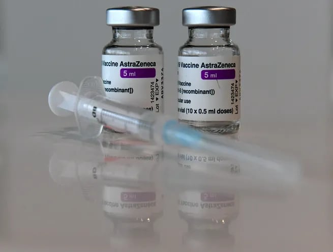 Los viales con la vacuna AstraZeneca COVID-19 contra el nuevo coronavirus se muestran en el centro de vacunación en Nuremberg, en el sur de Alemania.