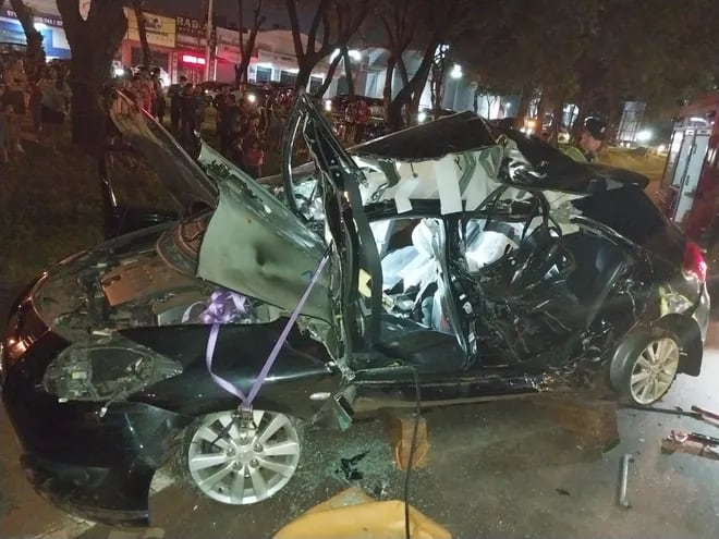 El vehículo que conducía la estudiante brasileña quedó prácticamente irreconocible a raíz del fuerte impacto.