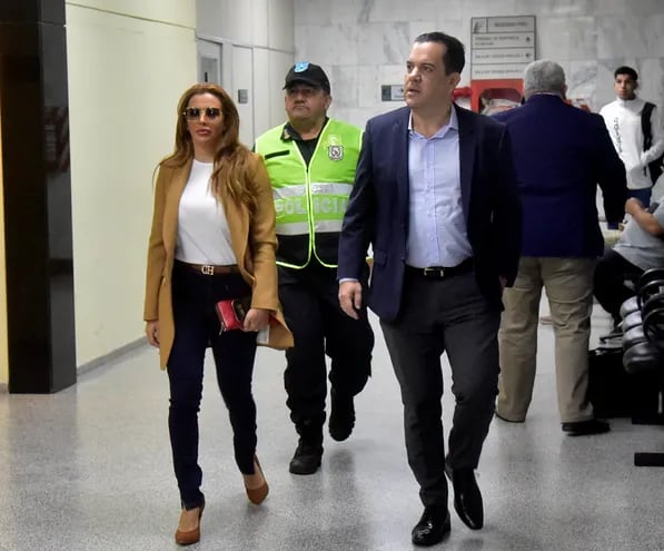 Rodolfo Friedmann y Marly Figueredo, en su llegada al Palacio de Justicia para su audiencia preliminar en el caso "merienda escolar".
