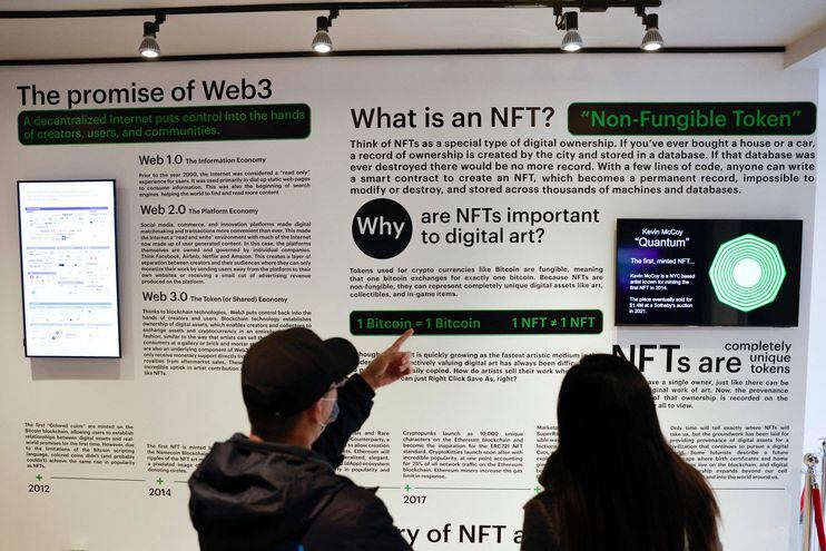 Visitantes leen sobre los "Non-Fungible Tokens" o NFT, en el NFT Museum in Seattle.