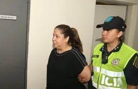 Patricia Samudio es llevada por una agente policial hasta el retén del Palacio de Justicia de Asunción.