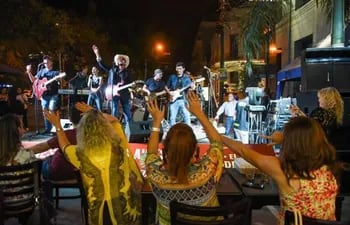 El cantante argentino Meno Fernández con el grupo Los Soles en escenario en Paraguay