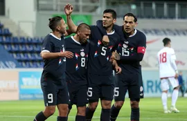 Fabián Balbuena (5) festeja el gol que convirtió contra Emiratos Árabes para la victoria de Paraguay en Austria.