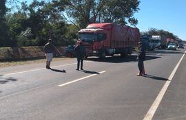 Momento en que un camión doble eje es retenido por los manifestantes de Coronel Oviedo.