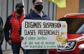 Afiliados a la Otep-Sn piden la suspensión de las clases presenciales esta mañana, en una manifestación frente a la sede del MEC, en el microcentro de Asunción.