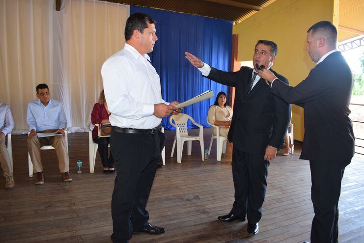 Aldo Lezcano, jura como nuevo intendente de Acahay, quien fue acompañado con un fervoroso aplauso de  parte de los ciudadanos