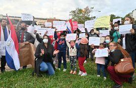 Familiares de Ramón Samudio y víctimas de mala praxis se manifestaron frente al IPS Central.