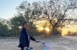 Las bicicletas son uno de los medios más utilizados en el Chaco Central, pero los ciclistas deberán adecuarse a las normas de seguridad. En la imagen una bicicleta donada a una comunidad nativa de parte de Project Bike Love. Archivo.
