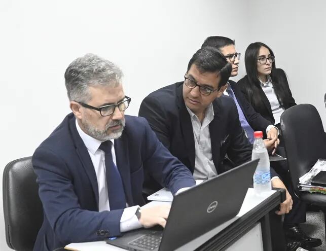 Enzo Cardozo, actual parlasuriano y exministro del MAG, escucha atento el recurso de reposición del defensor público Carlos Arce Letelier.