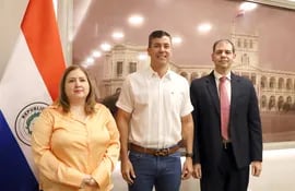 La titular de la Seprelad, Liliana Alcaraz (izq.) visitó ayer al presidente Santiago Peña, en Mburuvicha Róga.