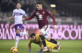 Antonio Sanabria supera la salida del arquero Pietro Terracciano, de Fiorentina, para anotar su gol.