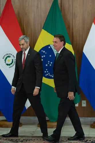 El presidente de Brasil, Jair Bolsonaro (d), y su homólogo de Paraguay, Mario Abdo Benítez (i), participan en una comparecencia conjunta ante los medios ayer en el Palacio de Planalto en Brasilia (Brasil).