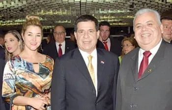 Juan Carlos Ozorio en una foto con Horacio Cartes y Cynthia Tarragó.