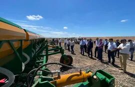 Durante el evento realizado en Pioneros del Chaco se presentó una súper sembradora con capacidad de sembrar 45 líneas de una sola pasada.