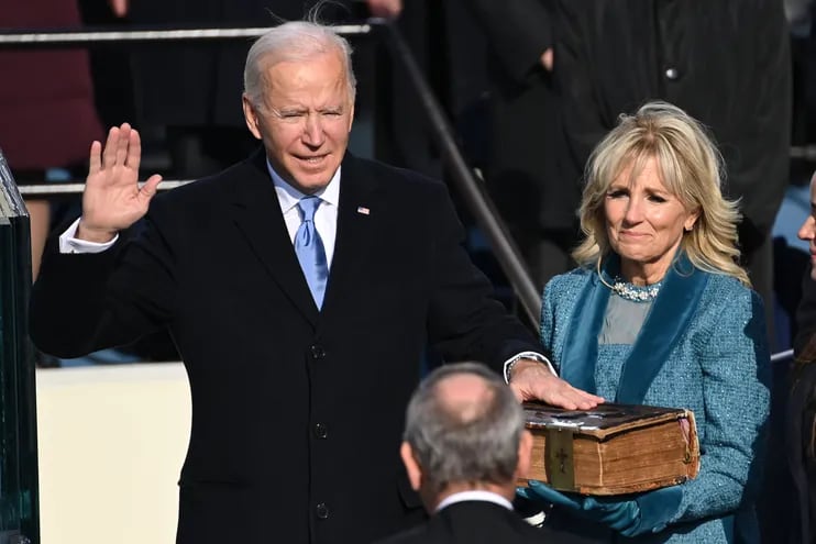 Joe Biden, con una mano posada sobre una Biblia sostenida por su esposa Jill Biden, jura como el nuevo presidente de los Estados Unidos, este miércoles en Washington.