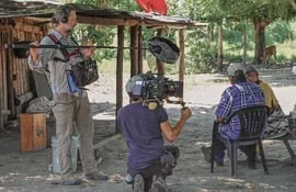 Rodaje del documental paraguayo "Apenas el sol". La convocatoria del INAP apunta a estimular la producción de largometrajes, cortos y series en el país.