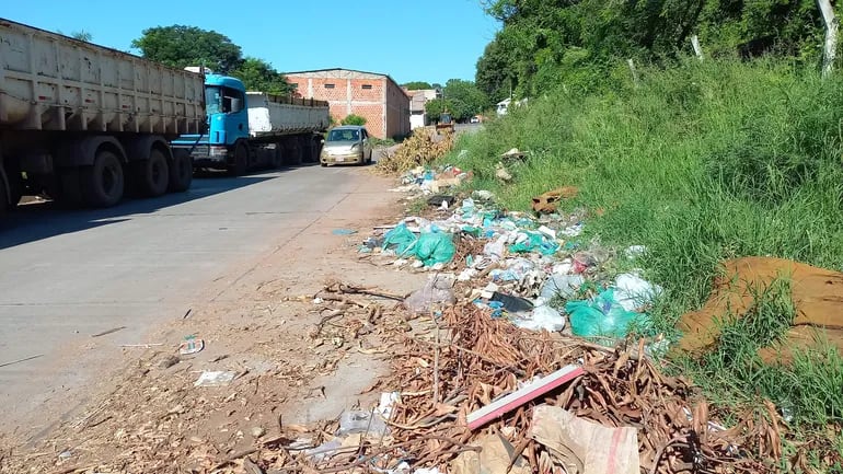Una de las vías alternativas por la obras de 3 Bocas, hacia Villa Elisa, es utilizada como vertedero de basura.