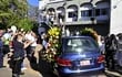Antes de llegar al cementerio, el coche fúnebre con el féretro de Humberto Rubin permaneció por una hora en la vereda de Radio Ñanduti donde fue despedido por sus amigos, colegas y oyentes.