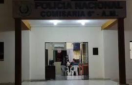 Sede de la Comisaría Sexta de Asunción en el momento en el que las víctimas denunciaron el ataque.
