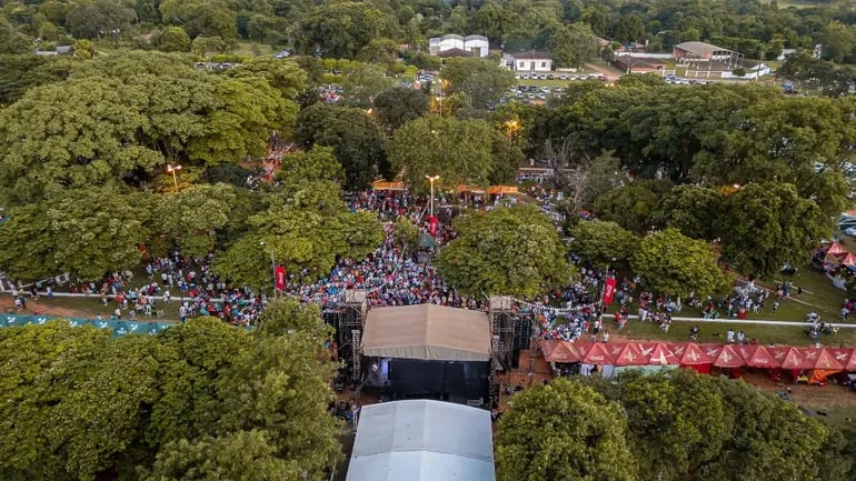 Un imagen aérea del Festival del Licor de Yegros.