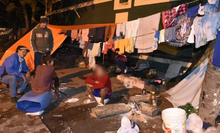 Niños indígenas apostados frente a la sede central del INDI, sobre la avenida Artigas de Asunción, en la noche de este sábado.