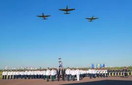 Mario Abdo Benítez presidió ayer los festejos de la Fuerza Aérea en Ñu Guazú.
