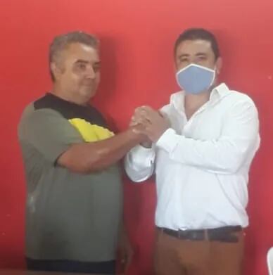De izquierda a derecha Juan Céspedes y sella la unidad partidaria para la intendencia con el ganador Gustavo Penayo