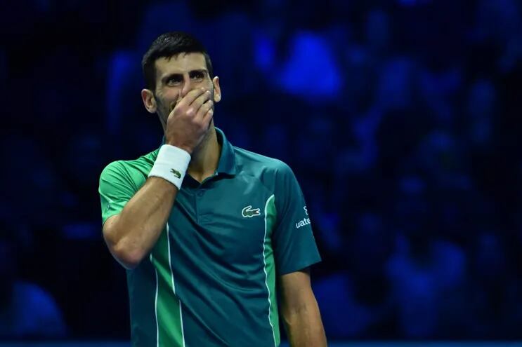 El serbio Novak Djokovic reacciona durante el partido final contra el italiano Jannik Sinner en el torneo de tenis ATP Finals en Turín el 19 de noviembre de 2023.