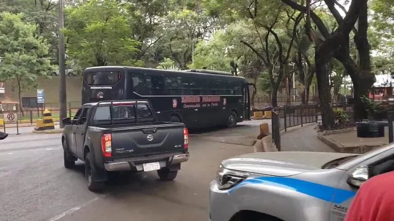El bus en que estaban los reos brasileños cuando se dirigía en dirección a Brasil.